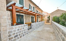 Leut Stone Residence